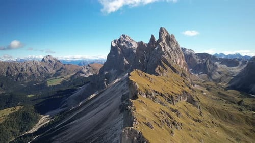 Vidéo aérienne au-dessus du pic Seceda, Dolomites, Italie