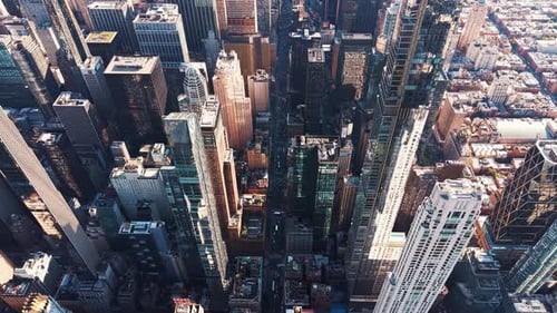 El horizonte del centro de Manhattan y el edificio de la ONU en la Hora Dorada