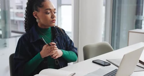 Creativa, mujer y escribiendo en una computadora portátil en la oficina para investigar, comentarios del editor e informar sobre el artículo