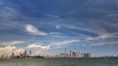 Timelapse do horizonte de Nova York com céu nublado dramático