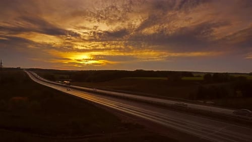 Autos, die bei Sonnenuntergang auf der Straße fahren