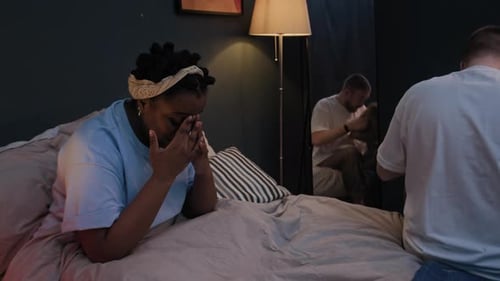 Femme déçue ayant un conflit avec son mari