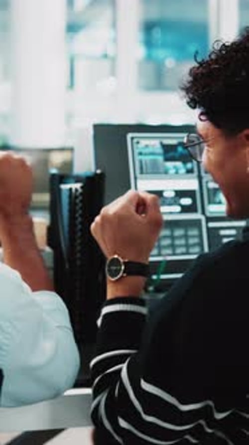Golpe de puño, emocionado y hombre con pantalla de ordenador en la oficina, actualización de software exitosa y celebración