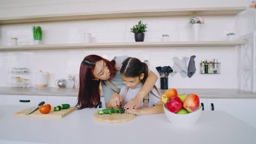 Cocinar en una cocina moderna y luminosa alienta enormemente a las familias a crear productos alegres y duraderos