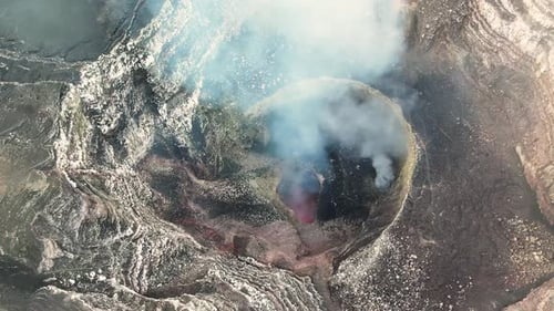 Impresionantes imágenes aéreas de un cráter volcánico lleno de lava roja fundida y vapor