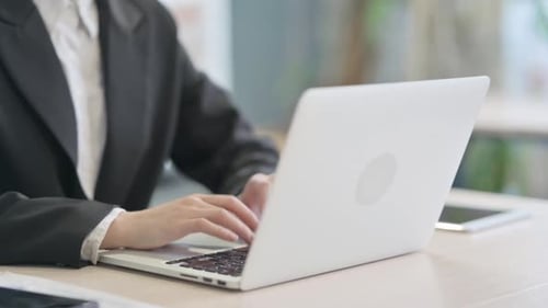 Nahaufnahme einer Geschäftsfrau, die am Laptop arbeitet