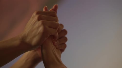 Nahaufnahme der Hände des Massagetherapeuten, der die Hand einer Frau massiert