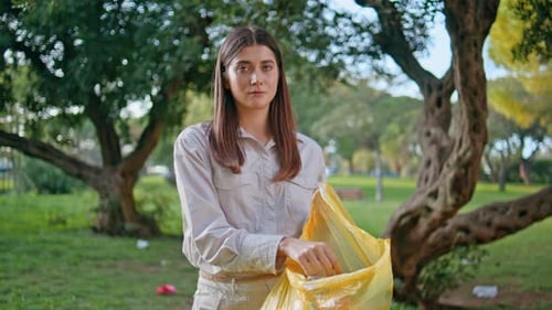 Mujer clasificando un parque de materiales reciclables que muestra ambientalismo de cerca a una conservacionista