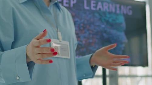 Coach Talking with Audience About Deep Learning