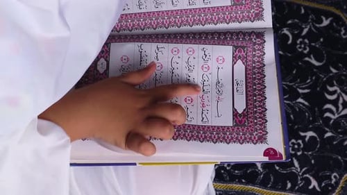 Gros plan du Coran avec texte arabe