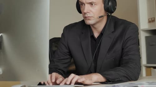 Call Center Manager arbeitet am Computer im Büro