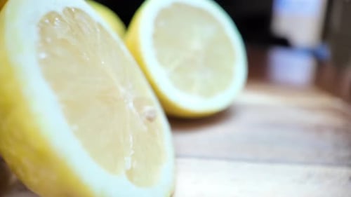 Frische Bio-Lebensmittel, Zitronenfrüchte mit Scheiben.