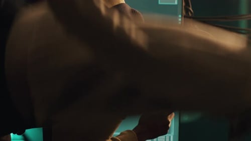 Vidéo verticale : un hacker afro-américain utilisant des lunettes de réalité virtuelle pour pirater un serveur informatique