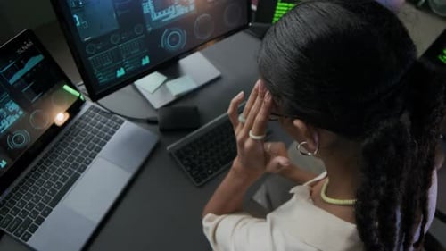 Joven programadora agotada trabajando demasiado por la noche en la oficina