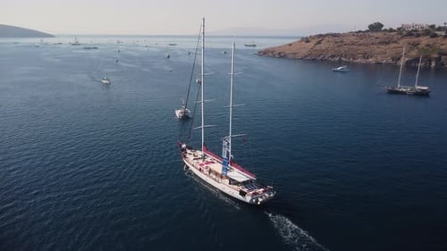 Luftbild einer weißen Yacht, die den Hafen von Bodrum überquert, Türkei