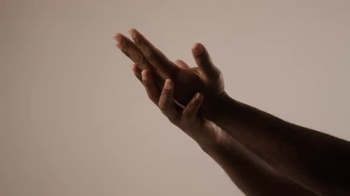 Unbekannter Mann fährt Finger über den Rücken und die Innenseite seiner Handfläche
