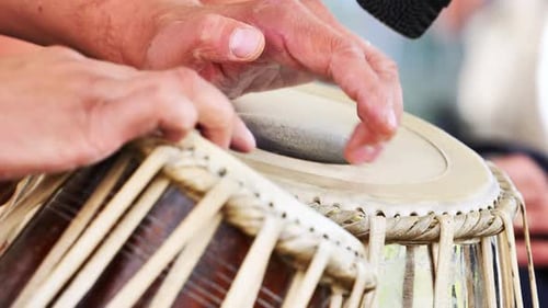 Musicien jouant de la batterie Tabla lors d'un concert en Inde