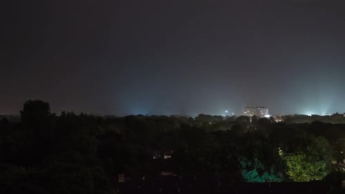 Zeitraffersequenz eines nächtlichen Gewitterblitzes über einem Dorf