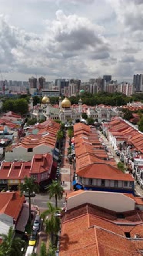 Approche aérienne verticale du dôme de la mosquée du Sultan sur la rue arabe avec les environs de la ville