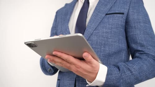 Geschäftsmann nutzt Tablet am Arbeitsplatz