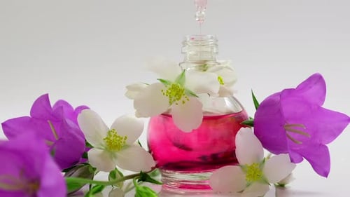 Blumenparfüm mit Jasmin- und Glockenblütenaroma. Haut- und Körperpflege