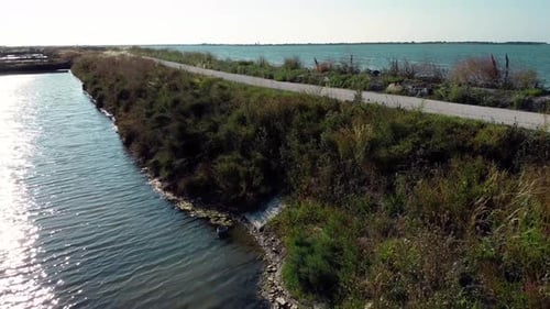 Vue aérienne depuis un drone sur la mer depuis le sol, soleil éclatant, océan naturel