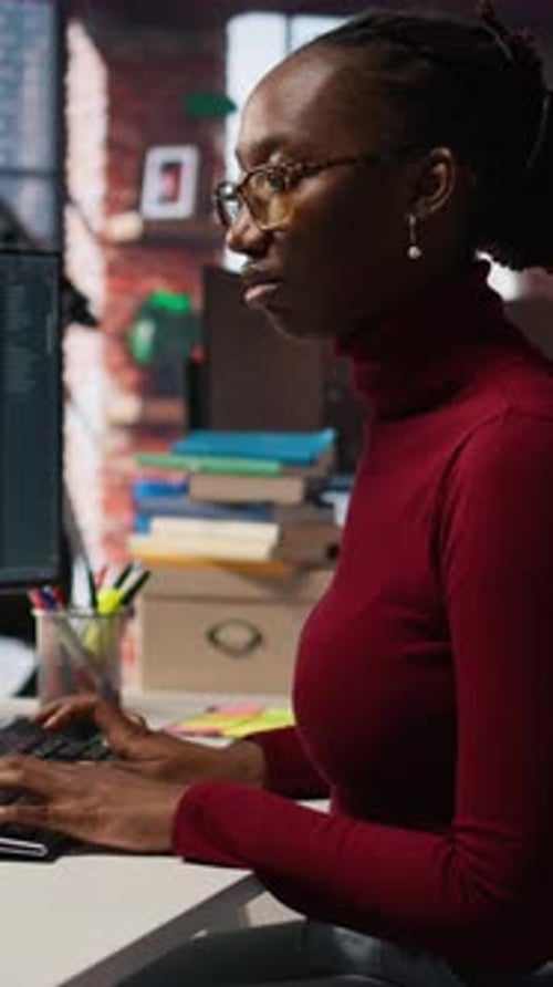 Trabajador de una startup de vídeo vertical que utiliza un chatbot de IA LLM para obtener Ayuda con las tareas de codificación