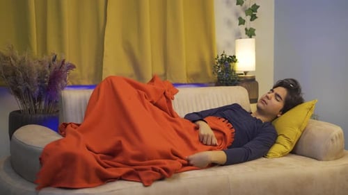 L'homme qui s'est réveillé en faisant des cauchemars dans son sommeil.