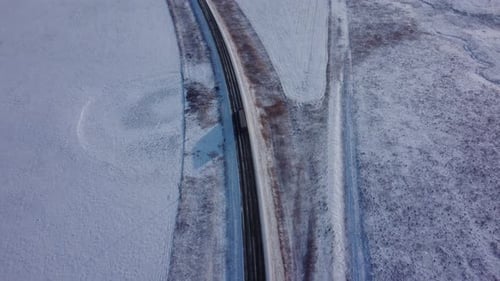 Aufschlussreiche Drohnenaufnahme über der Autobahn mit Sattelschlepper bei winterlichen Bedingungen und Show