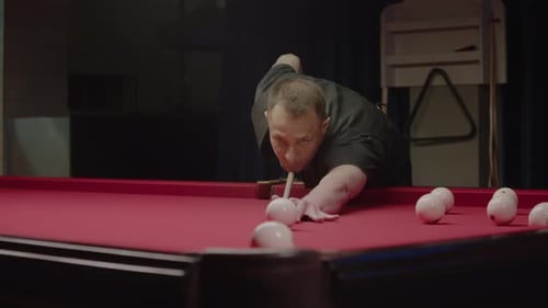 O homem erra e erra seu alvo enquanto joga sinuca