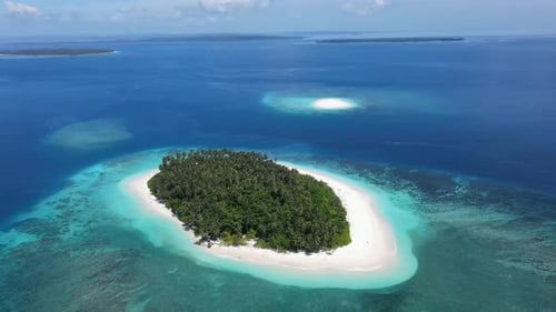 Vídeo Zumbido: Unhabitat, isla tropical de Mentawais, Sumatra, Indonesia, 4k ¡Vuela!