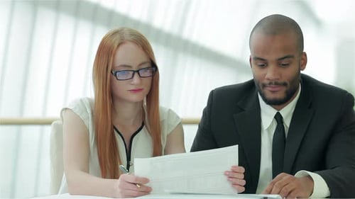 Dos empresarios discutiendo documentos