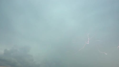 Relámpagos en el cielo nocturno entre nubes de tormenta.
