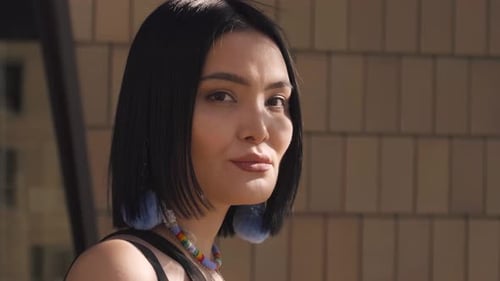 Retrato de mujer joven hermosa y segura de sí misma de 10 segundos o más