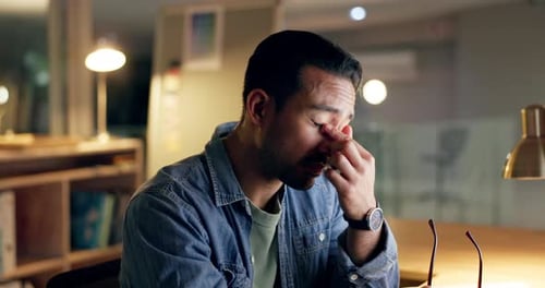 Noite, negócios e homem cansado, com dor de cabeça e sobrecarregado com jornalista, editor