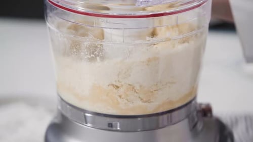 Mezclar ingredientes en un procesador de alimentos para preparar galletas de coco caseras