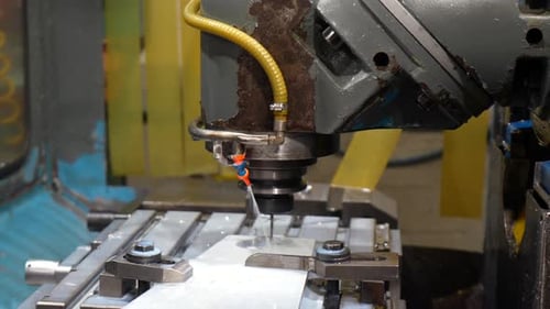 Fräsmaschine zum Formen von Metallteilen in einer Fabrik