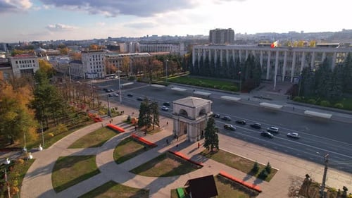 Vue aérienne panoramique de l'Arc de Triomphe, de la place de la Grande Assemblée nationale avec le bâtiment du gouvernement