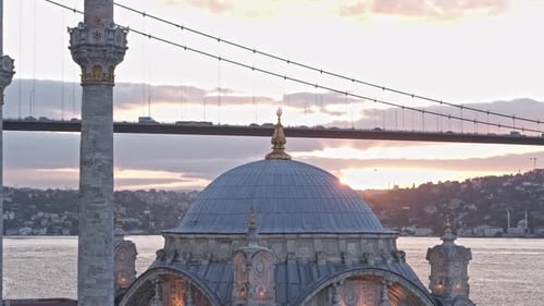 Luftaufnahme der Kuppel der Ortaköy-Moschee und der Bosporus-Brücke