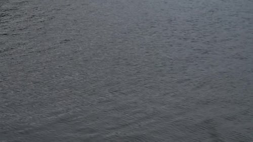 vagues d'un lac par temps nuageux
