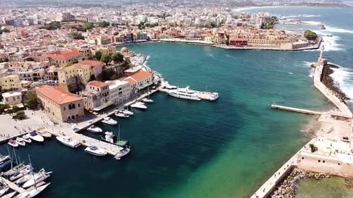 Wunderschönes Stadtbild von Chania auf Kreta, Drohnenaufnahme aus der Luft