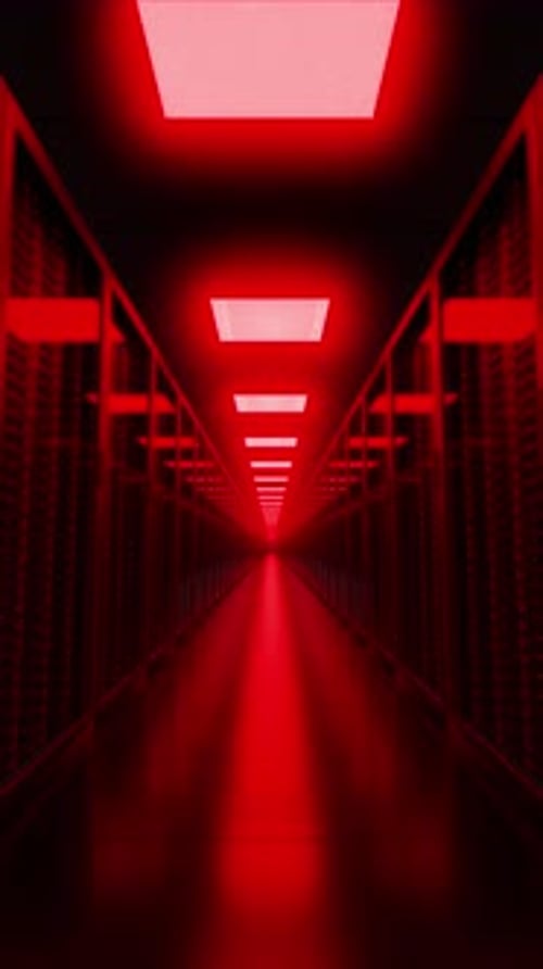 Gehackte Server-Racks in der Datenbank werden mit roten Lichtern beleuchtet