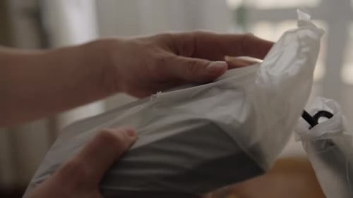 Personne Déballant Un Nouveau Gadget Électronique, Appareil Sans Fil Moderne, Déballage D'un Item Récemment Acheté et