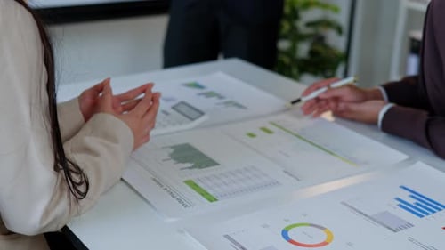 Les groupes d'affaires Teamwork se réunissent, travaillent et réfléchissent aux affaires, aux finances et au marketing.