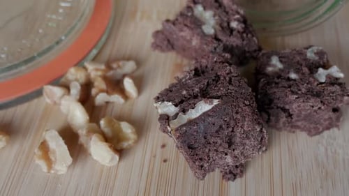 Fudge riche aux noix fraîches sur une surface en bois