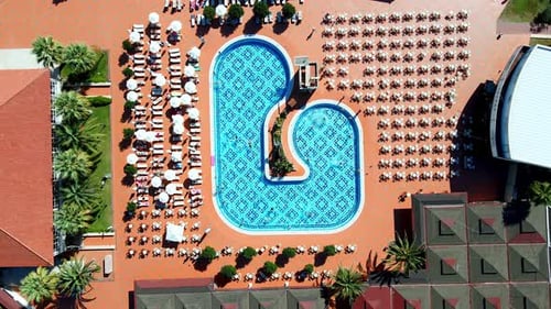 Luftbild des Außenpools in einem Luxushotel