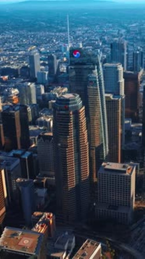 Voando sobre os impressionantes arranha-céus no centro de Los Angeles.