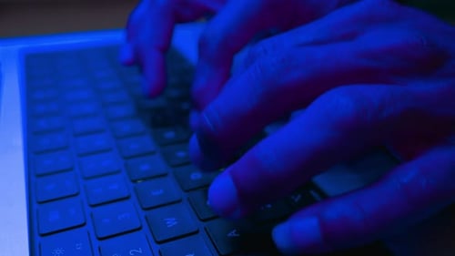 Hacker informático escribiendo código Virus PC en el teclado trabajando tarde por la noche