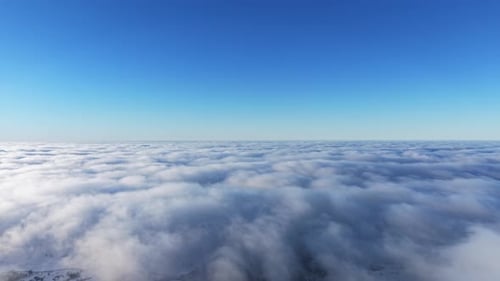 Tiefblauer Himmel über einer riesigen weißen Wolkenschicht