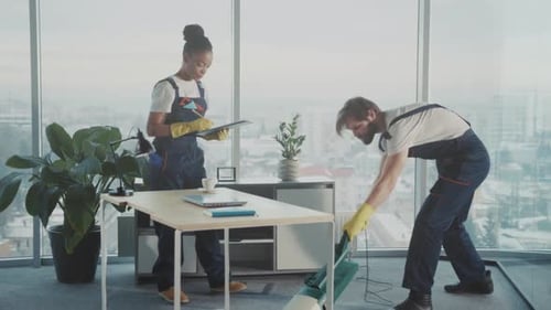 Nettoyage durable avec des produits écologiques utilisant des produits de nettoyage biodégradables et naturels